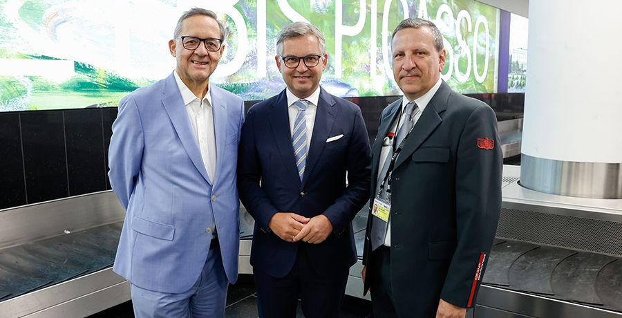 Finanzminister Magnus Brunner, Flughafen-Wien-Vorstand Günther Ofner und Zoll-Teamleiter Roland Karner