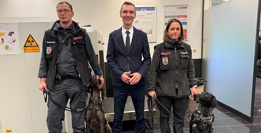 Finanzminister Gunter Mayr und Zöllner am Flughafen Wien